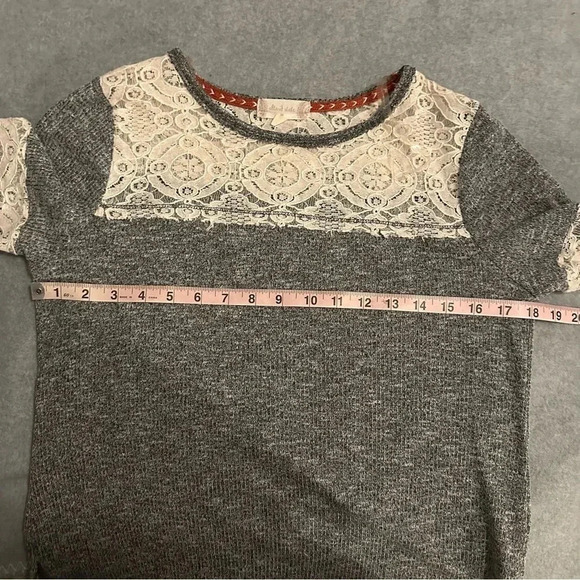 Altar’d State gray lace 3/4 sleeve blouse size M - Picture 4 of 7